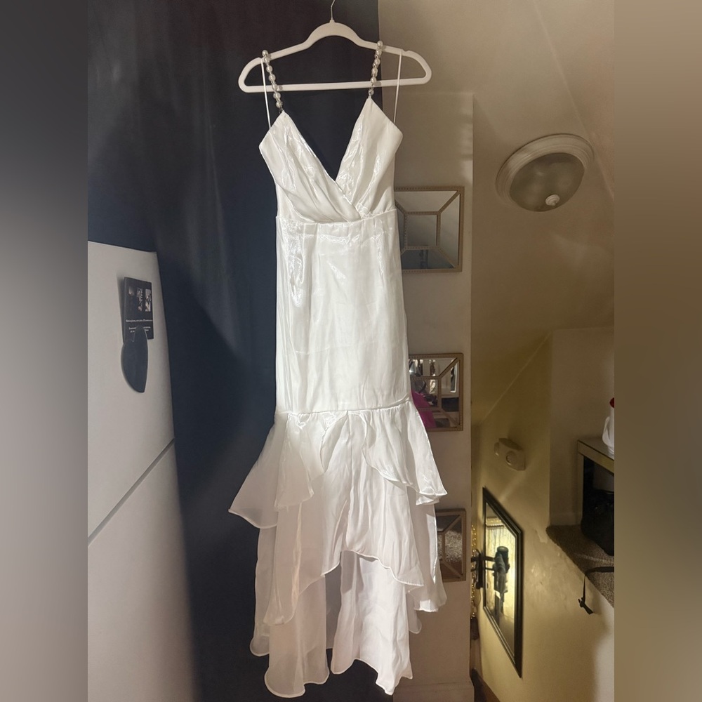 Elegant White Sleeveless Dress